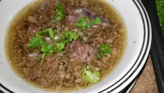 Servir con tortillas de maíz, café, y salsa al gusto.