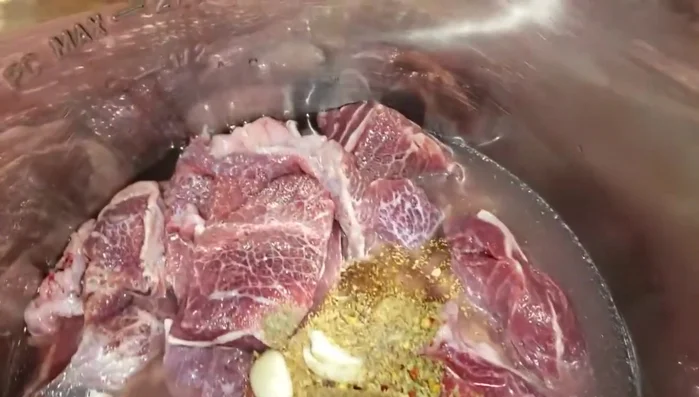 Colocar la carne de cabeza de res bien lavada en la olla de presión.