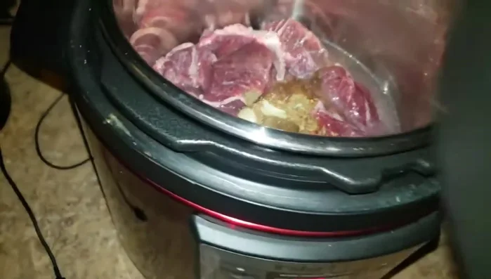 Agregar un cubo de costilla para potenciar el sabor.