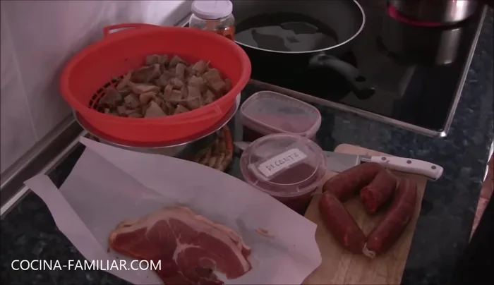 Sofreír el chorizo y el jamón.