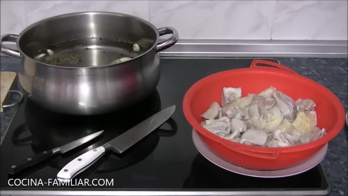 En una cazuela, poner agua abundante, cebolla, ajo, pimienta negra, laurel y sal. Agregar los callos y morro de res. Cocer a fuego lento durante al menos 2 horas (o más, hasta que estén tiernos).