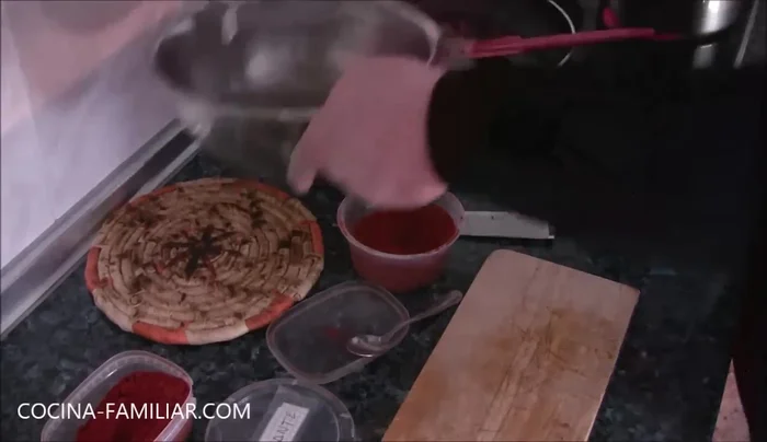 Incorporar la salsa de tomate y los callos cocidos.
