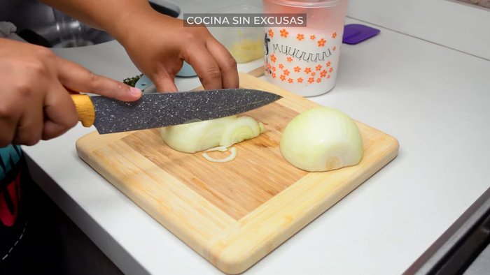 Picar la cebolla cabezona en tiras.