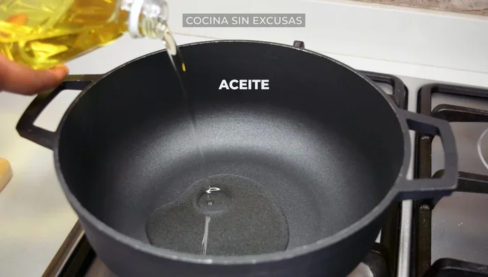 En una olla en la estufa, agregar un poco de aceite y ajo.