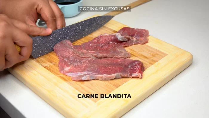 Picar la carne en tiras no muy grandes.