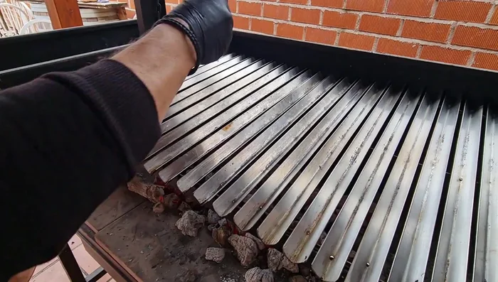 Cocinar las chuletas de cordero a la brasa, dándoles la vuelta para que se cocinen uniformemente.