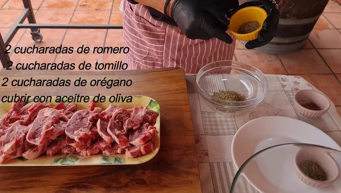 En un recipiente, mezclar aceite de oliva, romero, orégano y sal.