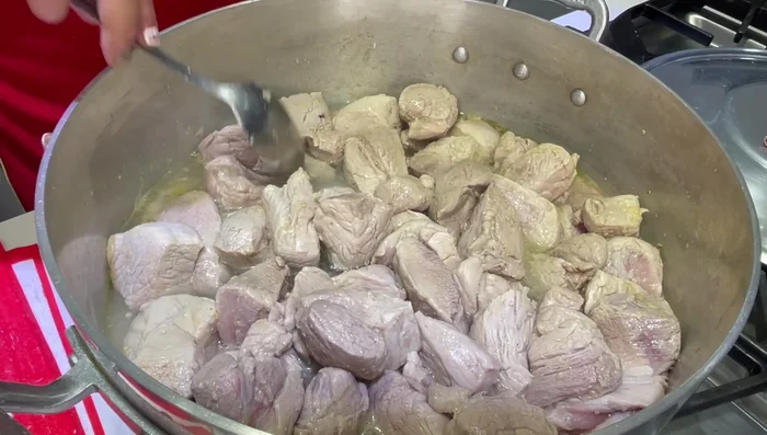 Agregar medio litro de agua a la carne sellada. Tapar y cocinar a fuego bajo por 40 minutos, hasta que el agua se evapore (208.48).