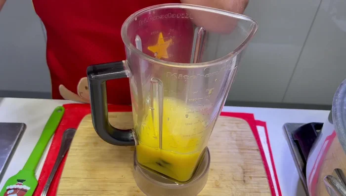 Mientras tanto, preparar la salsa: licuar el jugo de naranja, las pasas, la salsa barbacoa, salsa de soya (al gusto), azúcar moscabada, vinagre de manzana, fécula de maíz, y agua (231.01).