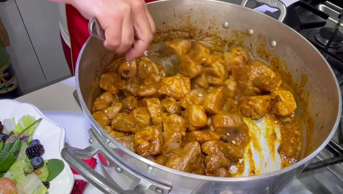 Dejar cocinar hasta que la carne esté caramelizada al gusto (393.62). Agregar chile opcionalmente (407.63).