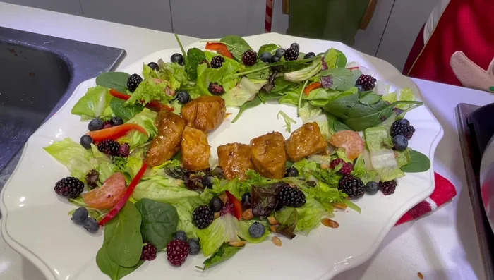 Servir sobre hojas de lechuga o en un plato (441.24).