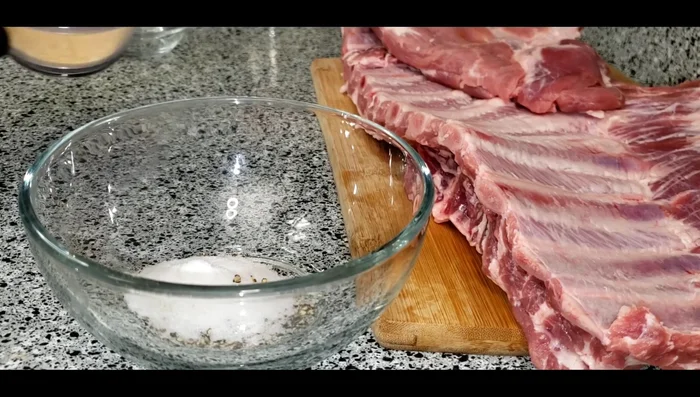 En un bol, mezclar la sal, pimienta, páprika ahumada, comino en polvo y ajo en polvo.