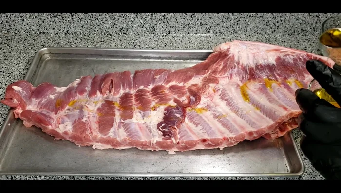 Untar el marinado sobre las costillas, masajeando para que penetre bien.