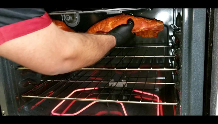 Colocar las costillas en una parrilla dentro del horno, sobre una charola para recoger los jugos.
