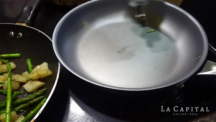 Calienta un sartén a fuego medio. Agrega un poco de aceite de oliva.