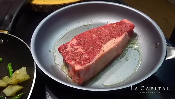 Cocina el bife en el sartén caliente durante aproximadamente 4 minutos por lado, para lograr un término medio con el centro ligeramente rosado.
