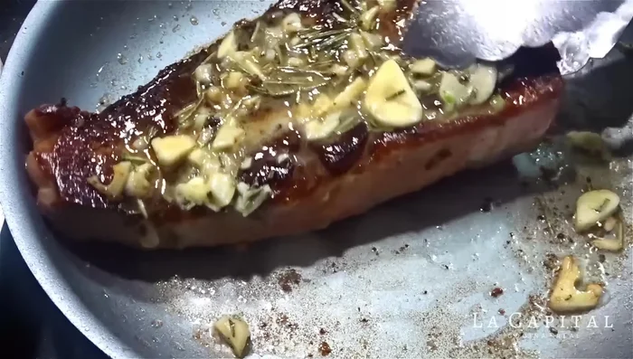 Dora la capita de grasa del costado del bife durante 1 minuto para que se vea parejo.