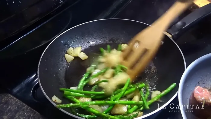 Antes de servir las papas y los espárragos, agrega unas gotas de limón para realzar su sabor.