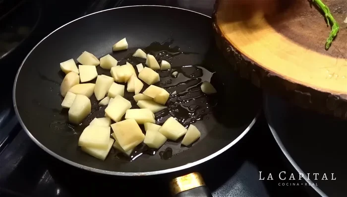 Cocina las papas en un sartén con aceite de oliva, sal y pimienta. Saltea durante 7 minutos a fuego medio.