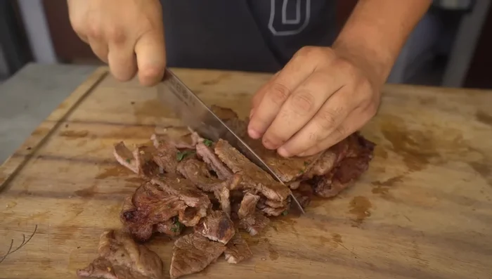 Armar los tacos: Utilizar tortillas, carne asada, cebolla asada, papas asadas, salsas y limón al gusto. (302.96, 362.039, 430.52, 449.96)