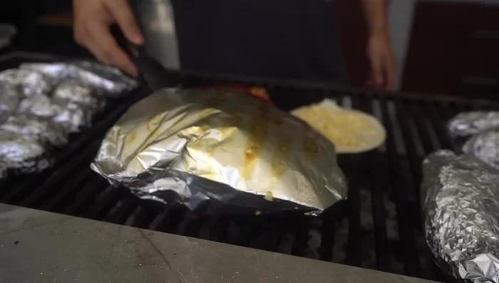 Asar nopales: Colocar nopales en la parrilla, sazonar con sal de mar u orégano, agregar queso rallado al final. (345.08)