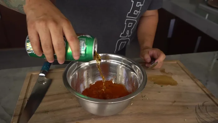 Marinar la carne: Mezclar cebolla, ajo, cilantro, jugo de naranja, mostaza, tomillo, pimentón, cerveza y sal. Marinar la carne con la cebolla intercalada en cada capa, de preferencia de un día para otro. (36.2, 40.2, 47.12, 71.32)