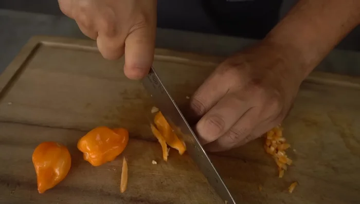Preparar la salsa de cebollita con habanero y cueritos: Picar finamente cebolla morada, cueritos encurtidos, habanero, agregar jugo de limón, jugo de naranja, vinagre de manzana, orégano y sal. Refrigerar por 4 horas. (79.119, 83, 109.759)