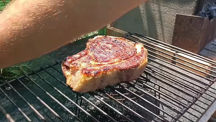 Sazonar con sal generosamente. (Añadir sal a gusto, y luego quitar el exceso absorvido por la carne)