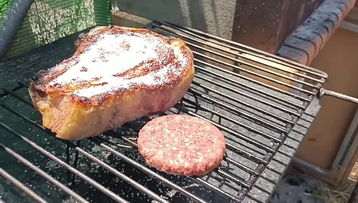 Si se desea, cocinar una hamburguesa al mismo tiempo. Cocinar a fuego vivo.