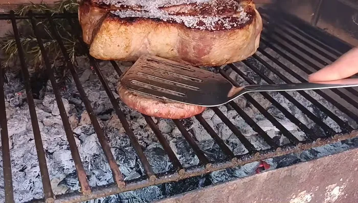 Dar la vuelta al chuletón y a la hamburguesa después de unos minutos.