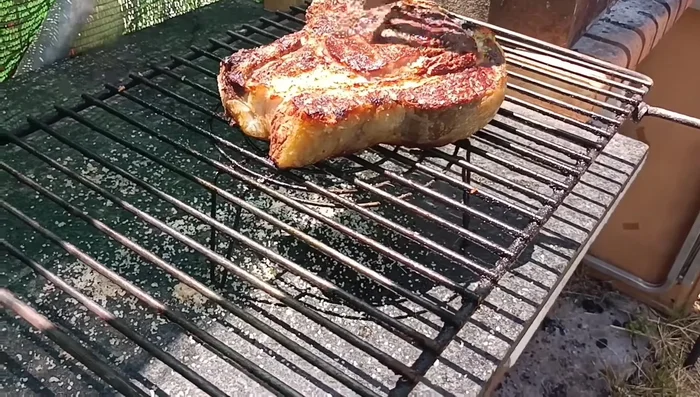 Dejar reposar el chuletón 5-10 minutos para que los jugos vuelvan a su sitio.