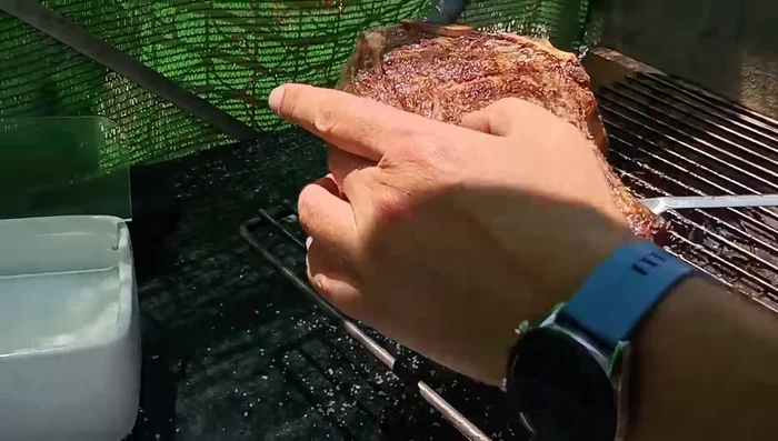 Cortar el chuletón y servir.