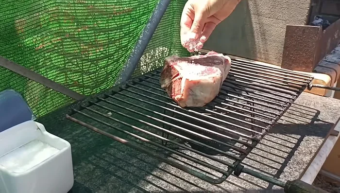 Colocar una brasa potente en el medio. Añadir bastante carbón.