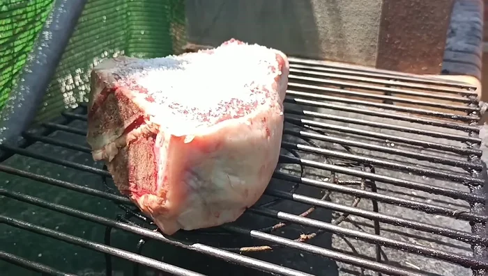 Colocar el chuletón sobre la brasa. Cocinar durante 5-6 minutos por cada lado.
