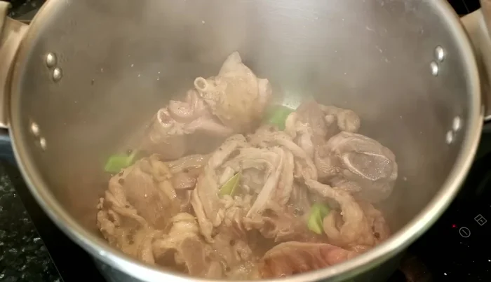 Después de 3 minutos, añadimos la pimienta en grano y la cebolla troceada. [123.98]