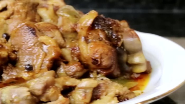 Añadimos los ajos y freímos hasta que estén dorados. [6.42]