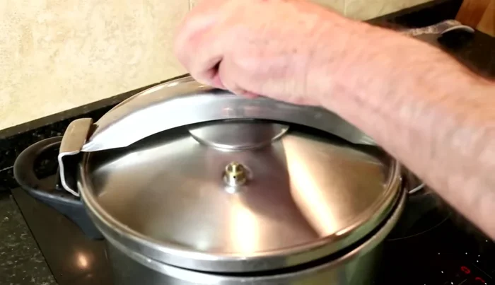 Tapamos la olla y colocamos la válvula. Cocinamos a presión durante 40 minutos aproximadamente. [214.71]