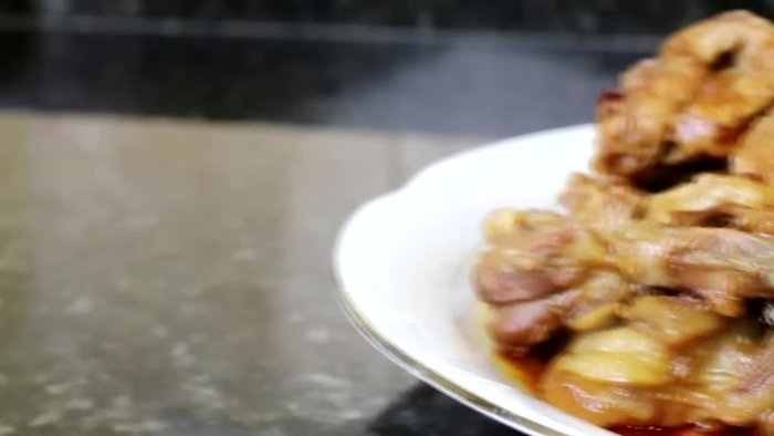 Ponemos una olla a presión en el fuego y añadimos 60 ml de aceite de oliva. [3.29]