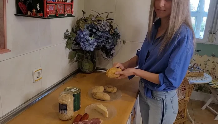 Pelar las patatas y cortarlas en trozos finos. (142.7)