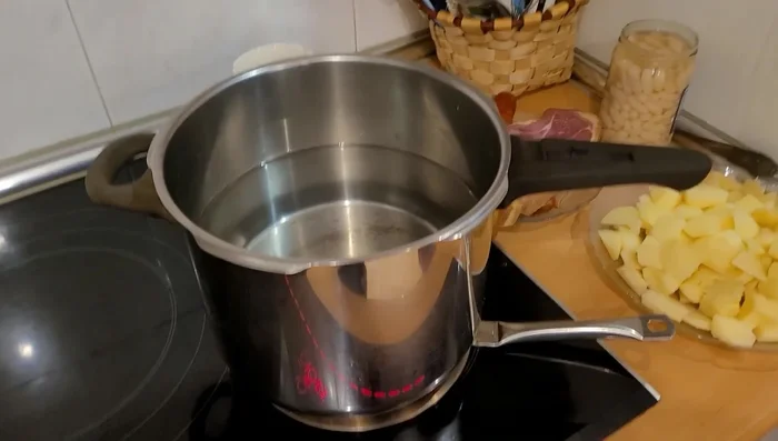 En una olla a presión, añadir agua y el unto. (204.77)
