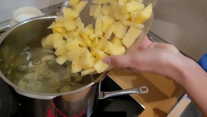 Agregar las patatas y parte de las habichuelas. (209.99)