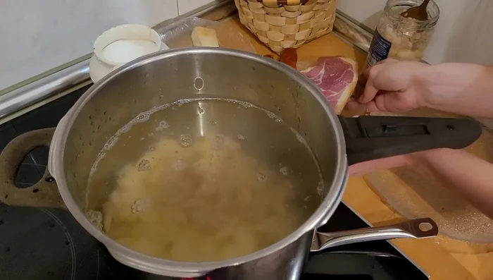 Incorporar un trozo de grelos y chorizo. (242.72)