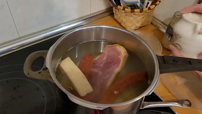 Cerrar la olla a presión y cocinar a máxima presión durante 10 minutos. (272.54)