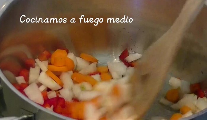 Cocinar las verduras, removiéndolas de vez en cuando y tapando la olla para que se cocinen mejor. [101.13]
