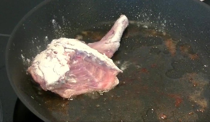 Freír los trozos restantes de conejo durante un par de minutos por cada lado. [148.61]