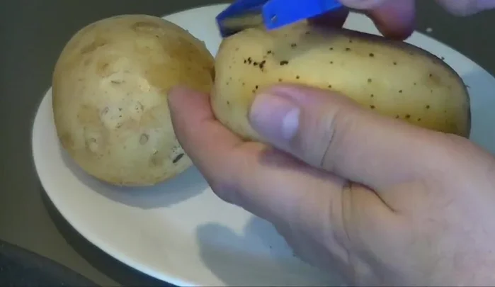 Pelar, lavar y trocear las patatas. [181.34]