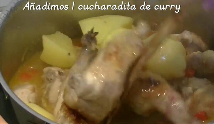 Añadir las patatas a la olla, junto con una cucharadita de curry. Mezclar bien, asegurándose de que las patatas queden cubiertas de líquido. [197.189]