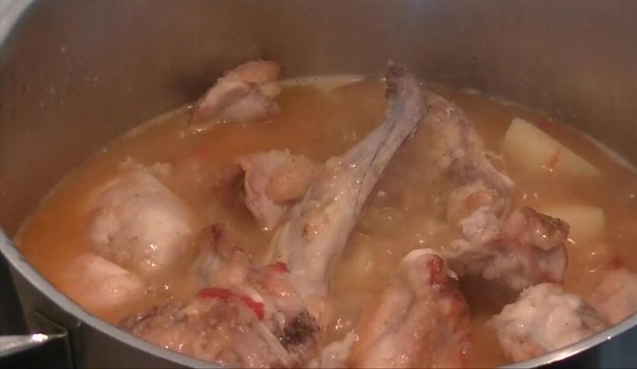 Comprobar si el conejo está tierno pinchándolo. Apagar el fuego cuando esté listo. [214.17]