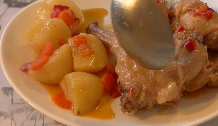 Servir el conejo al curry con las verduras y patatas. [226.069]