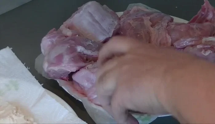 Sazonar el conejo con sal y pimienta. Mostrar como cortar el muslo del conejo hasta el hueso, golpeándolo ligeramente para separar la carne. [53.33]